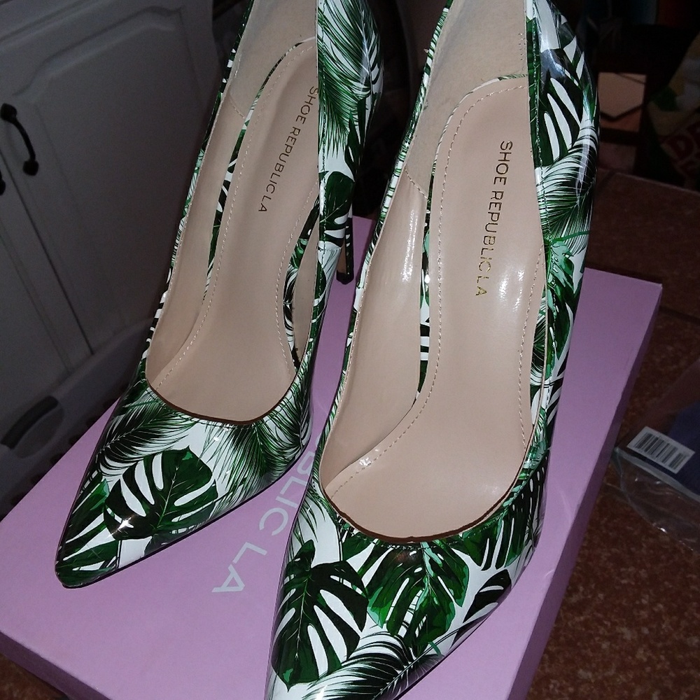 Worn once! Pretty palm print pumps